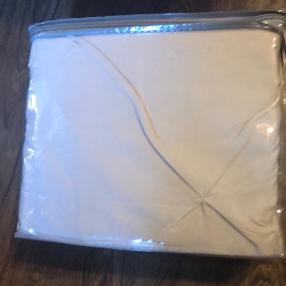 VCNY Queen Duvet Set - duvet cover and 2 standard shams - Taupe color - NEW - Picture 5 of 5